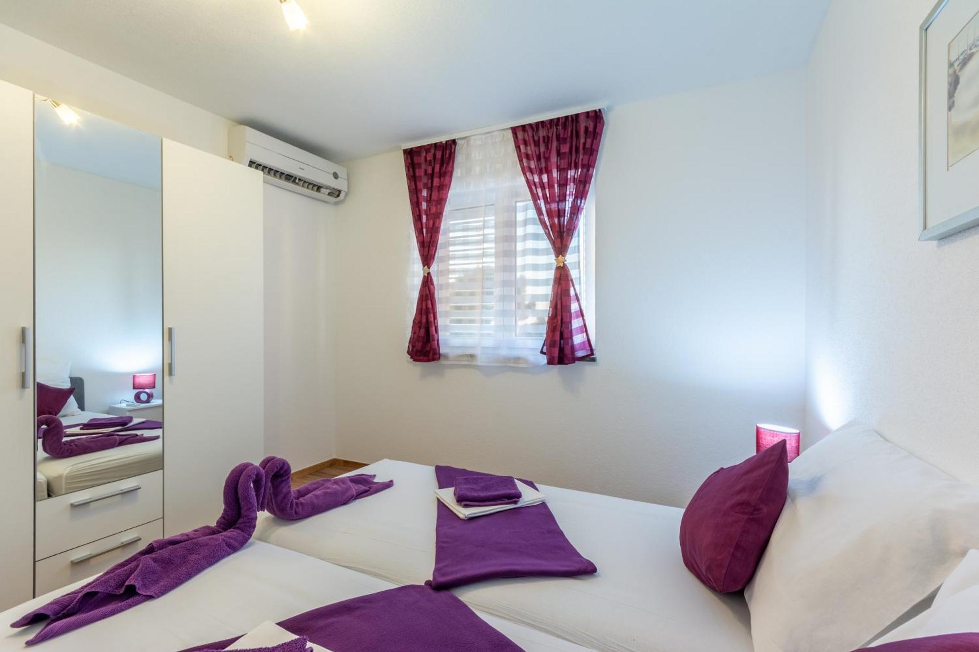 Family Friendly Apartments With A Swimming Pool Stanici, Omis - 18676 Номер фото