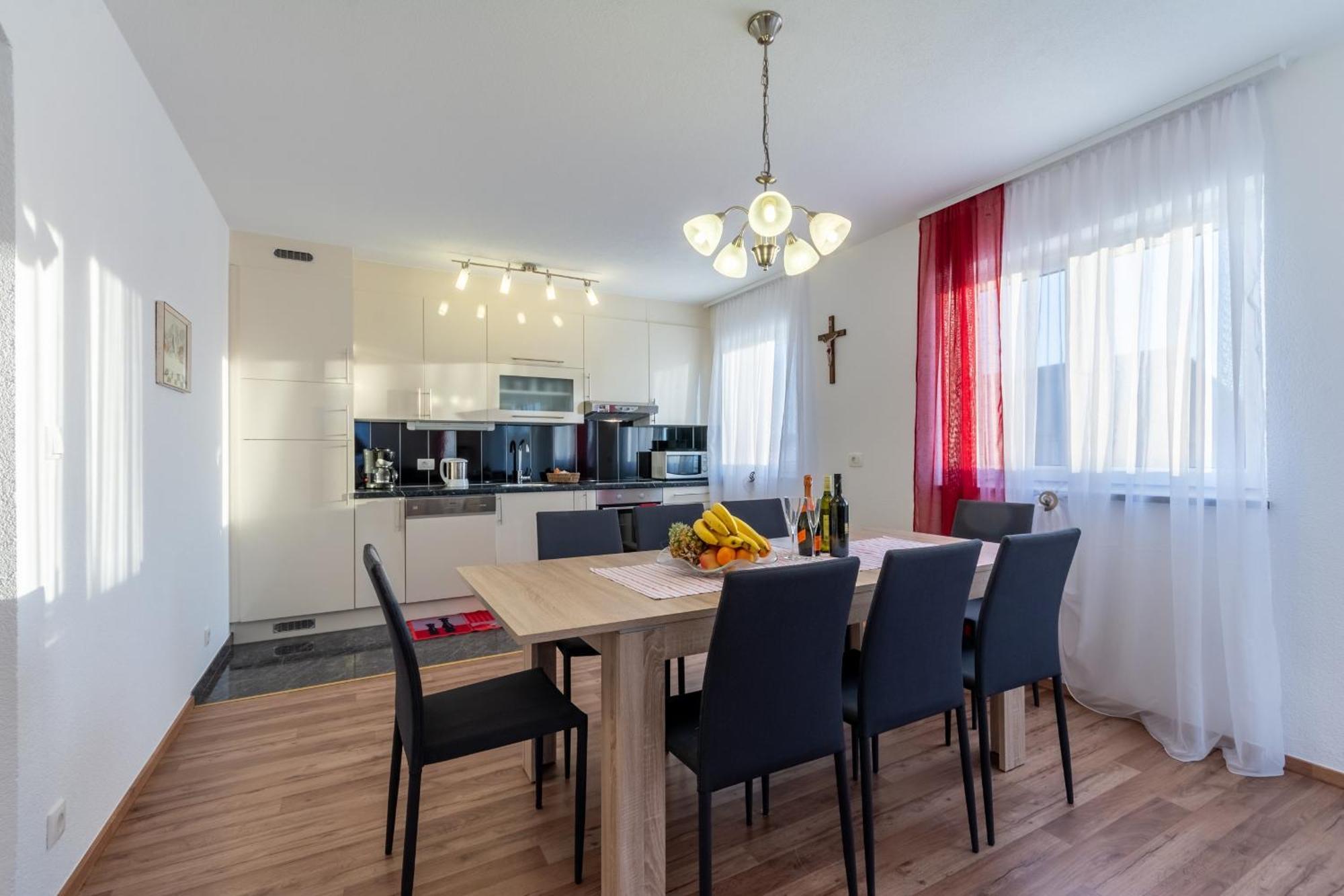 Family Friendly Apartments With A Swimming Pool Stanici, Omis - 18676 Номер фото