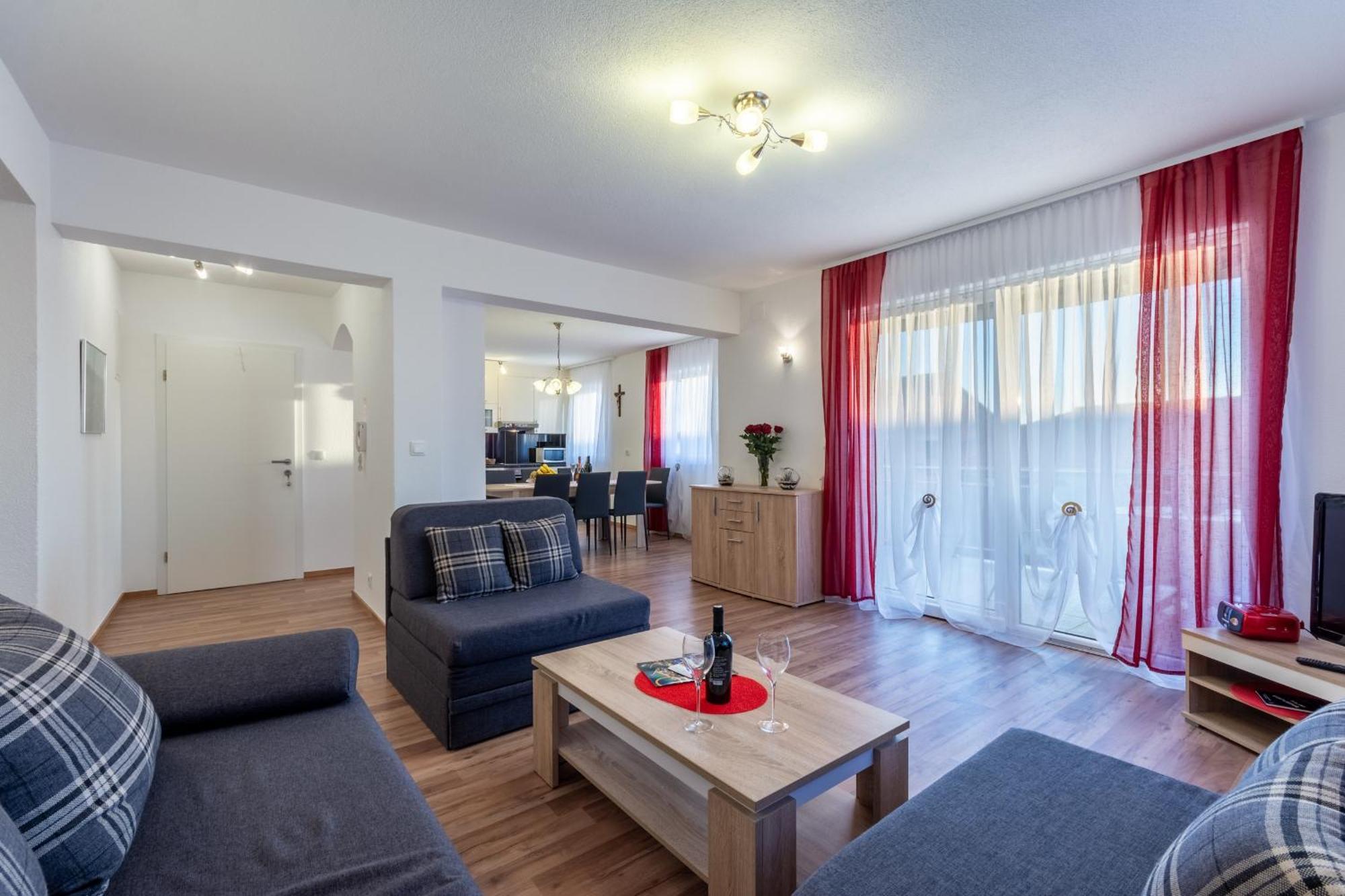 Family Friendly Apartments With A Swimming Pool Stanici, Omis - 18676 Номер фото
